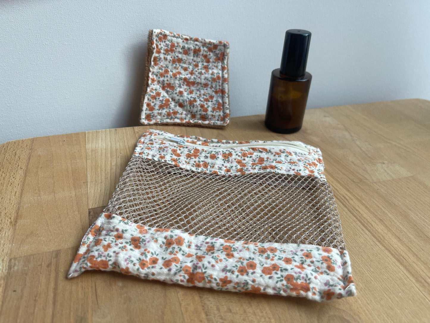 Kit de 5 lingettes avec leur filet de lavage.