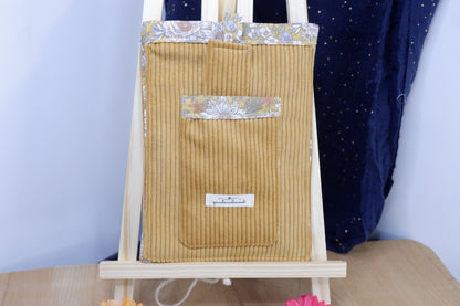 pochette de protection pour livre de poche jaune et fleurie