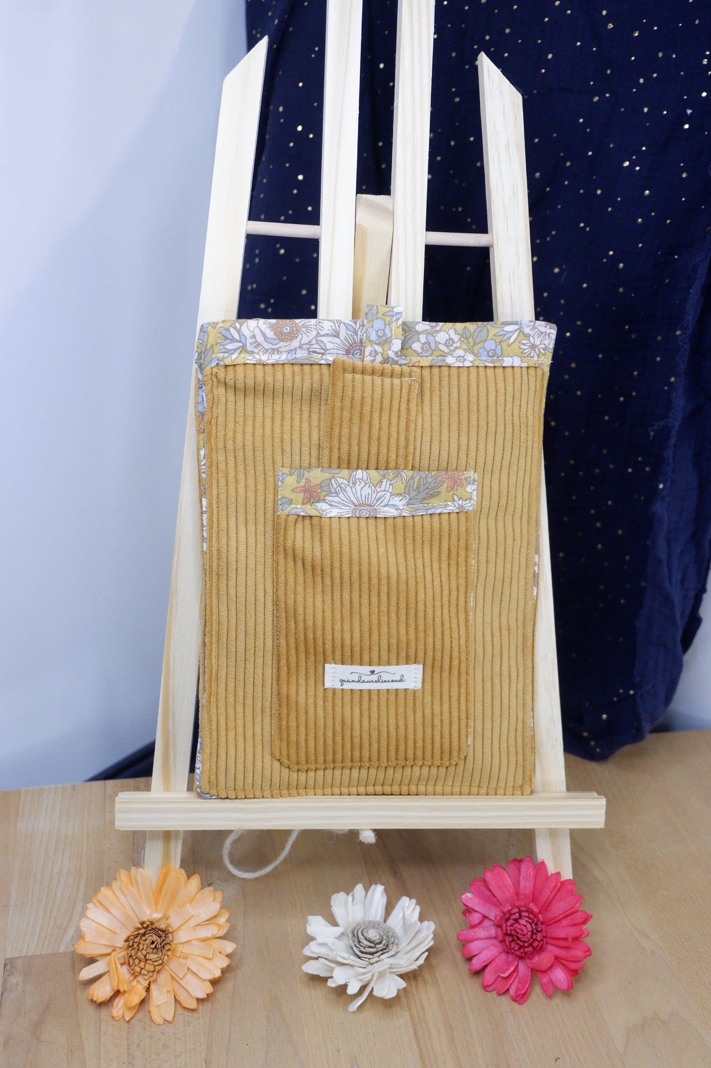 pochette de protection pour livre de poche jaune et fleurie
