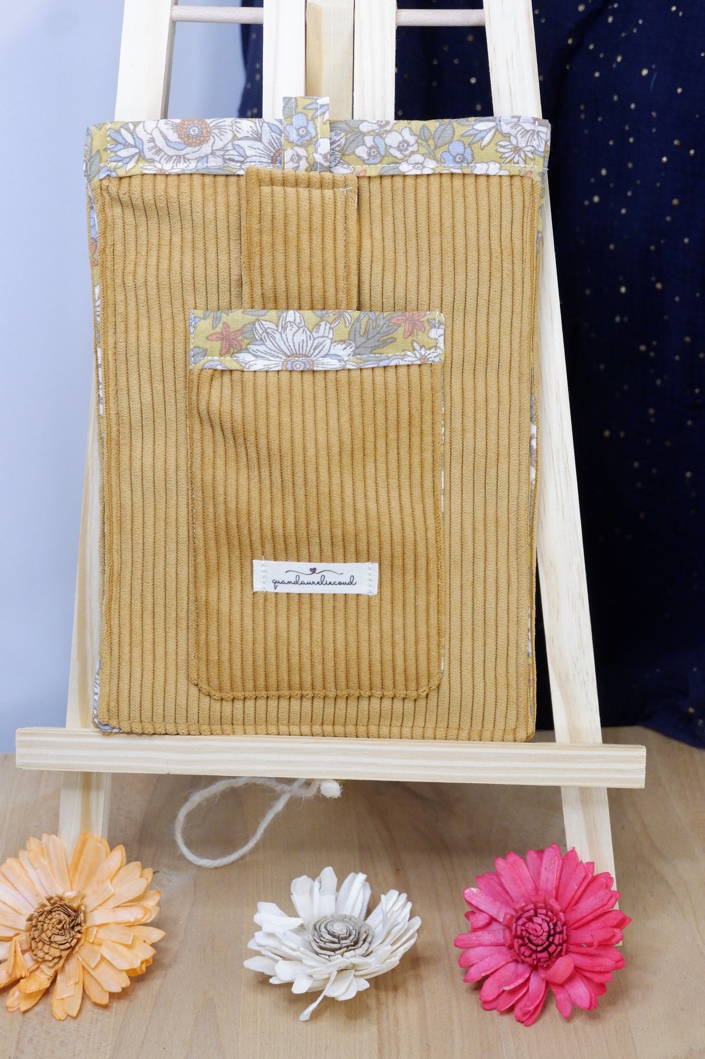 pochette de protection pour livre de poche jaune et fleurie