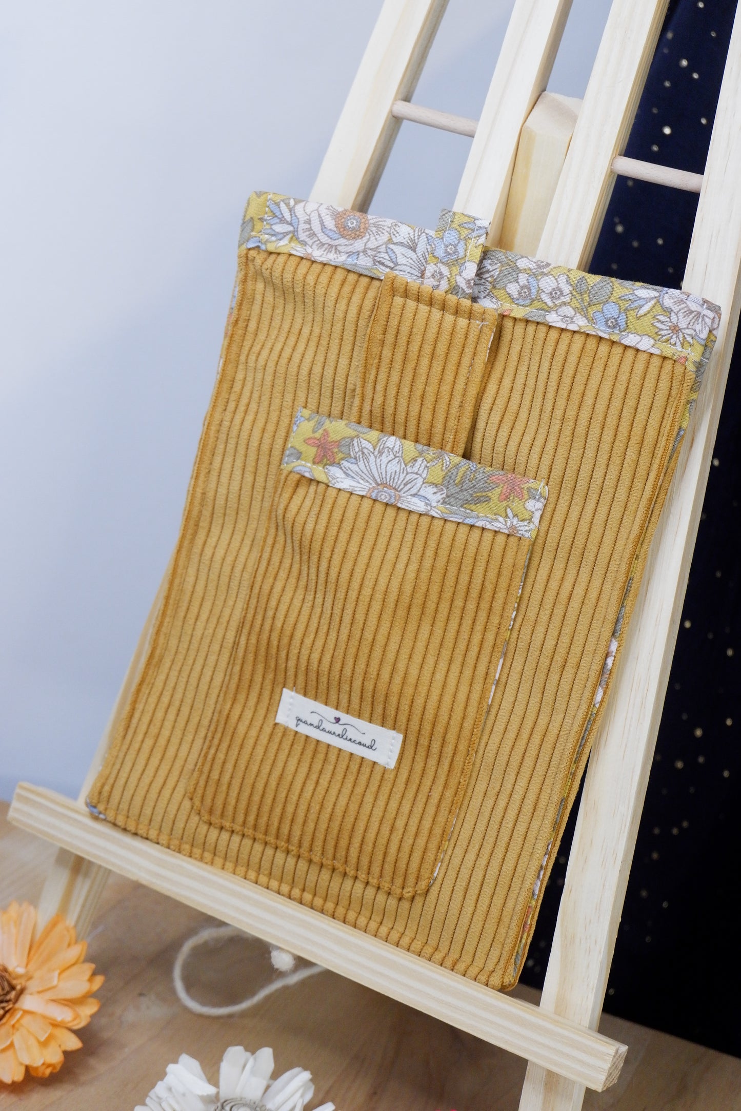 pochette de protection pour livre de poche jaune et fleurie