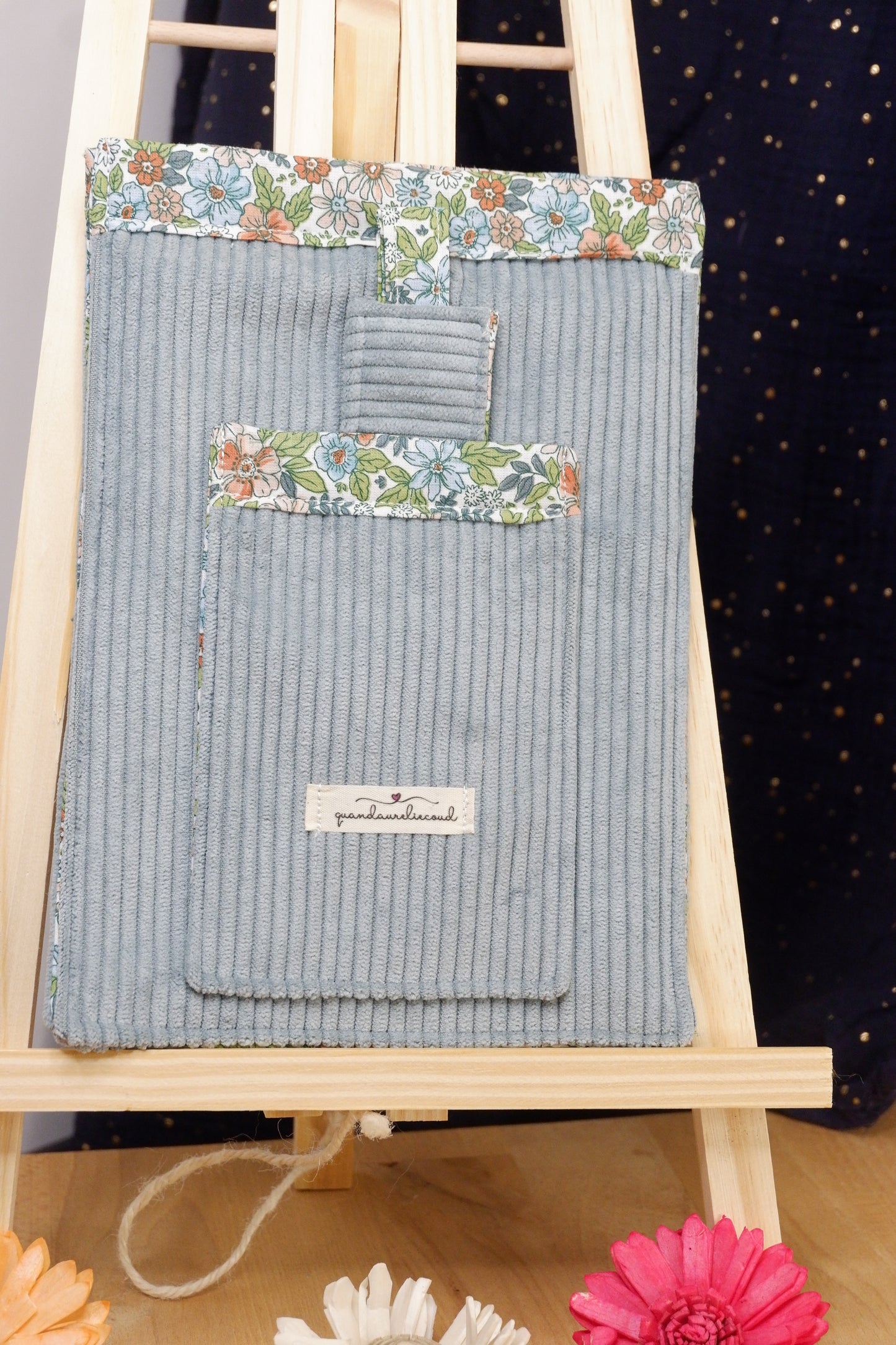 Pochette de protection bleue ciel et fleurie.