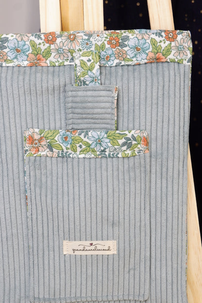 Pochette de protection bleue ciel et fleurie.
