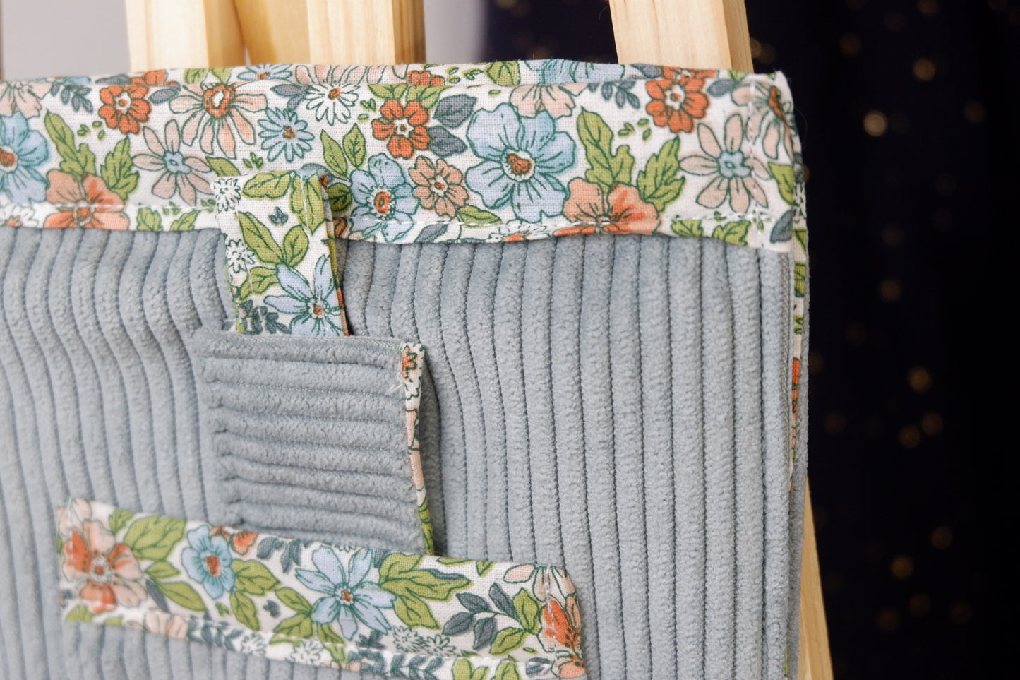 Pochette de protection bleue ciel et fleurie.