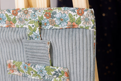 Pochette de protection bleue ciel et fleurie.