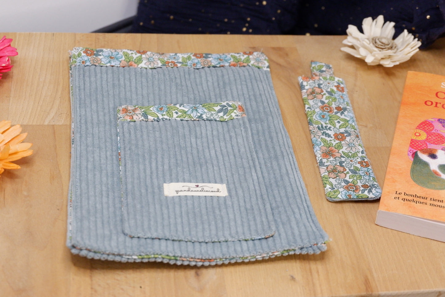 Pochette de protection bleue ciel et fleurie.