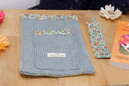 Pochette de protection bleue ciel et fleurie.