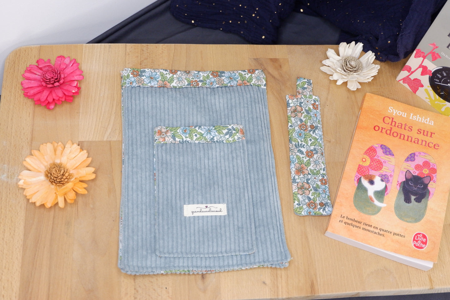 Pochette de protection bleue ciel et fleurie.