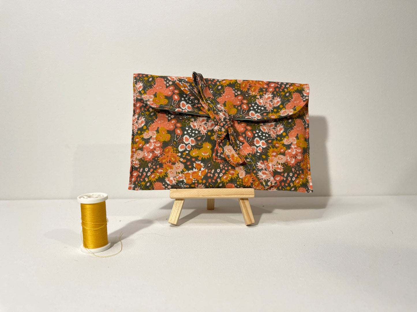 Ma petite pochette fleurie orange.