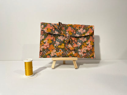 Ma petite pochette fleurie orange.