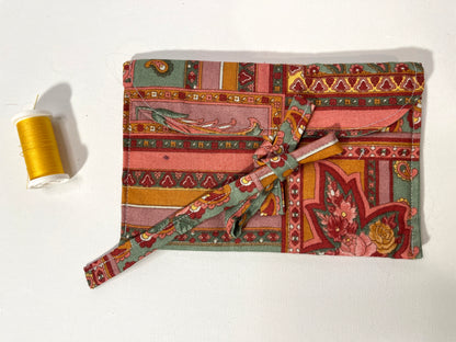 Pochette indémodable rayée.