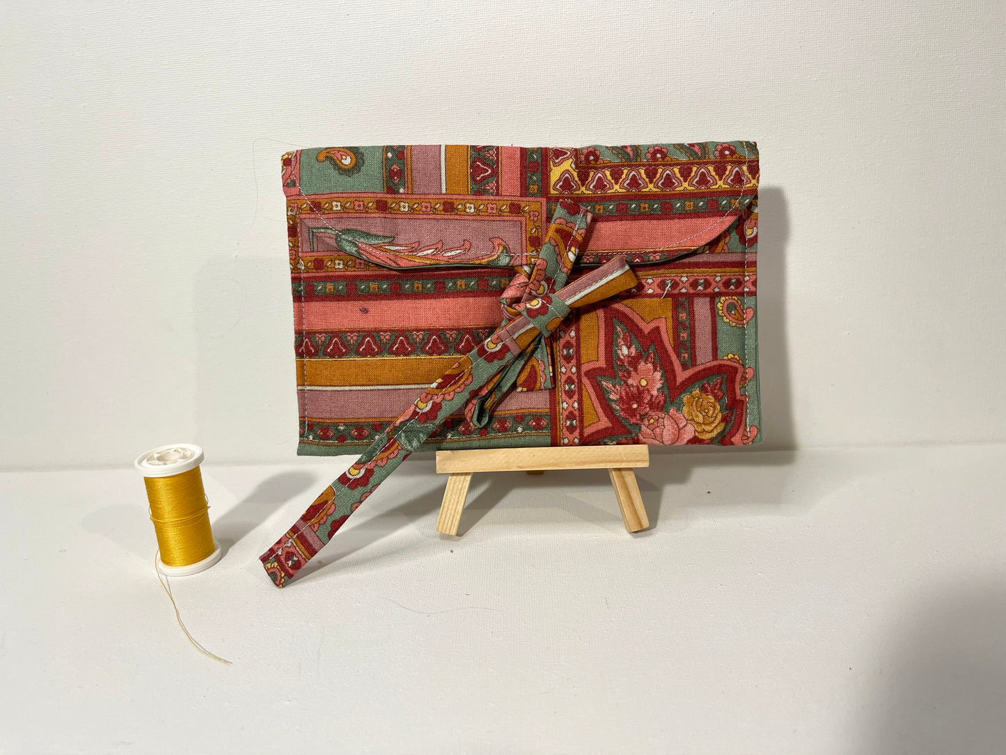 Pochette indémodable rayée.