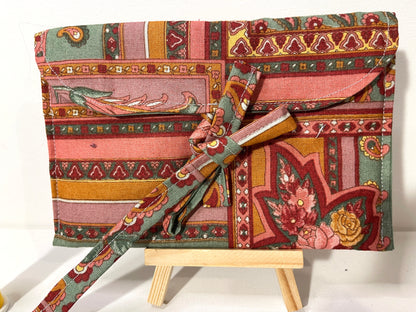 Pochette indémodable rayée.