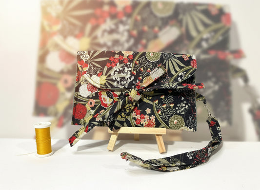 Pochette indémodable fleurie noire et rouge.