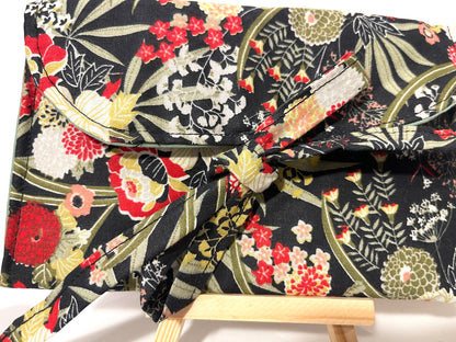 Pochette indémodable fleurie noire et rouge.