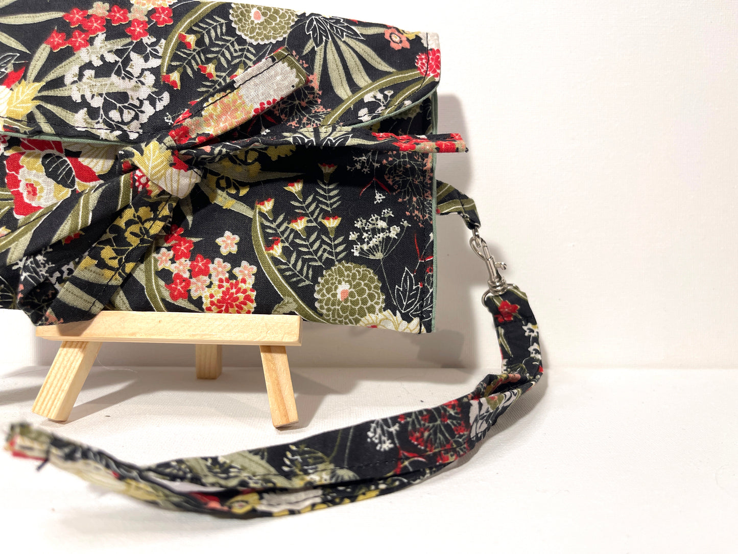 Pochette indémodable fleurie noire et rouge.