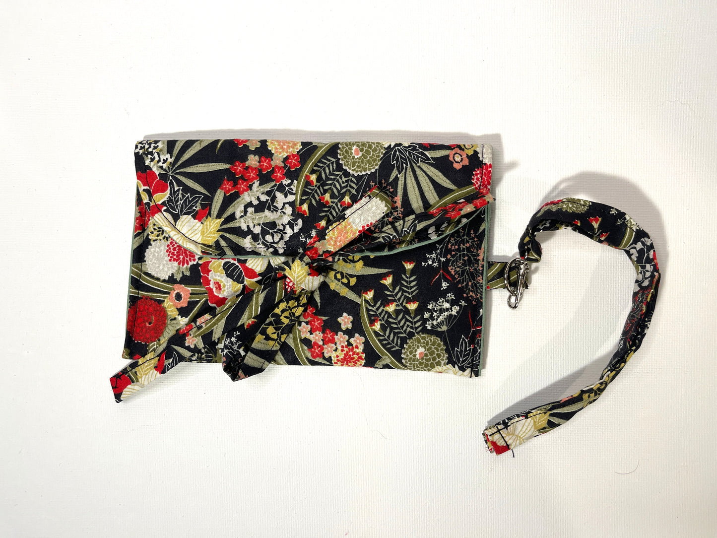 Pochette indémodable fleurie noire et rouge.