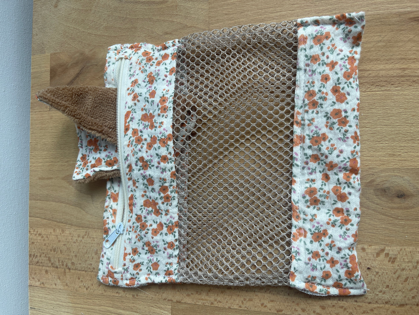 Kit de 5 lingettes avec leur filet de lavage.