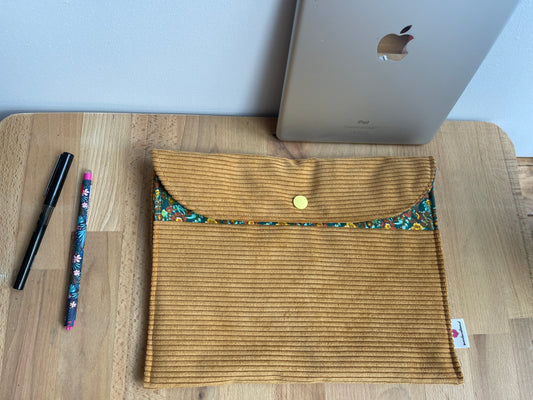 ma pochette Ipad en velours jaune