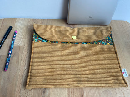 ma pochette Ipad en velours jaune