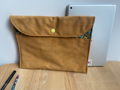 ma pochette Ipad en velours jaune
