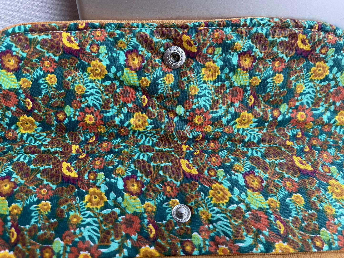 ma pochette Ipad en velours jaune