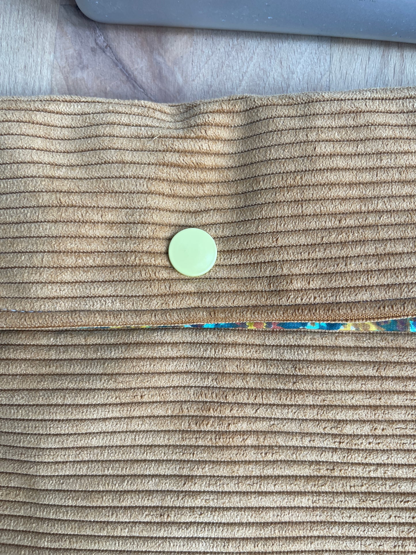 ma pochette Ipad en velours jaune
