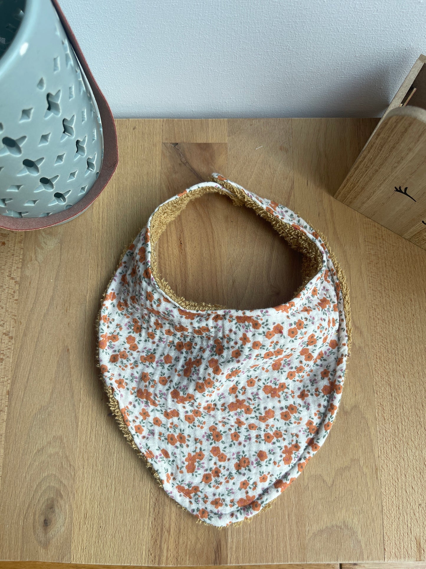 Mon bavoir fleuri orange
