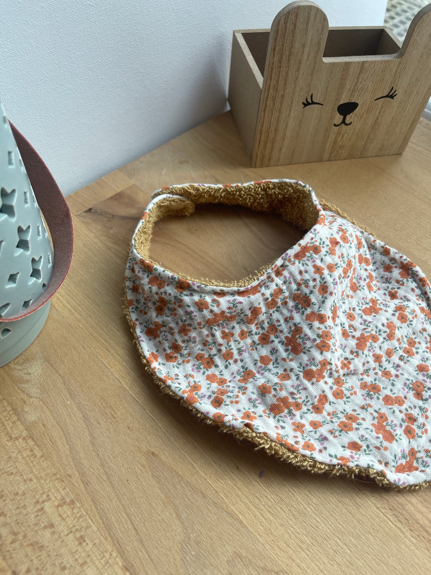 Mon bavoir fleuri orange