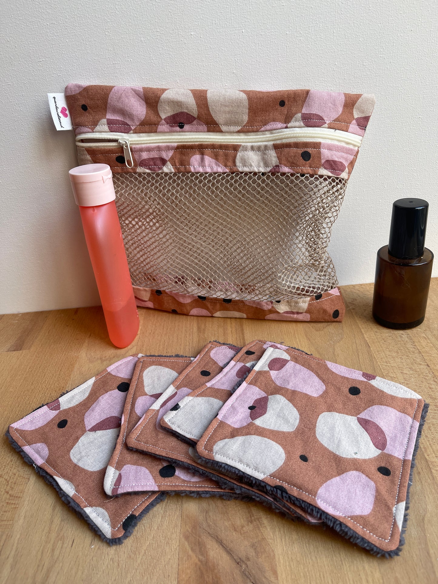 kit de 5 lingettes démaquillantes lavables avec un filet de lavage assorti