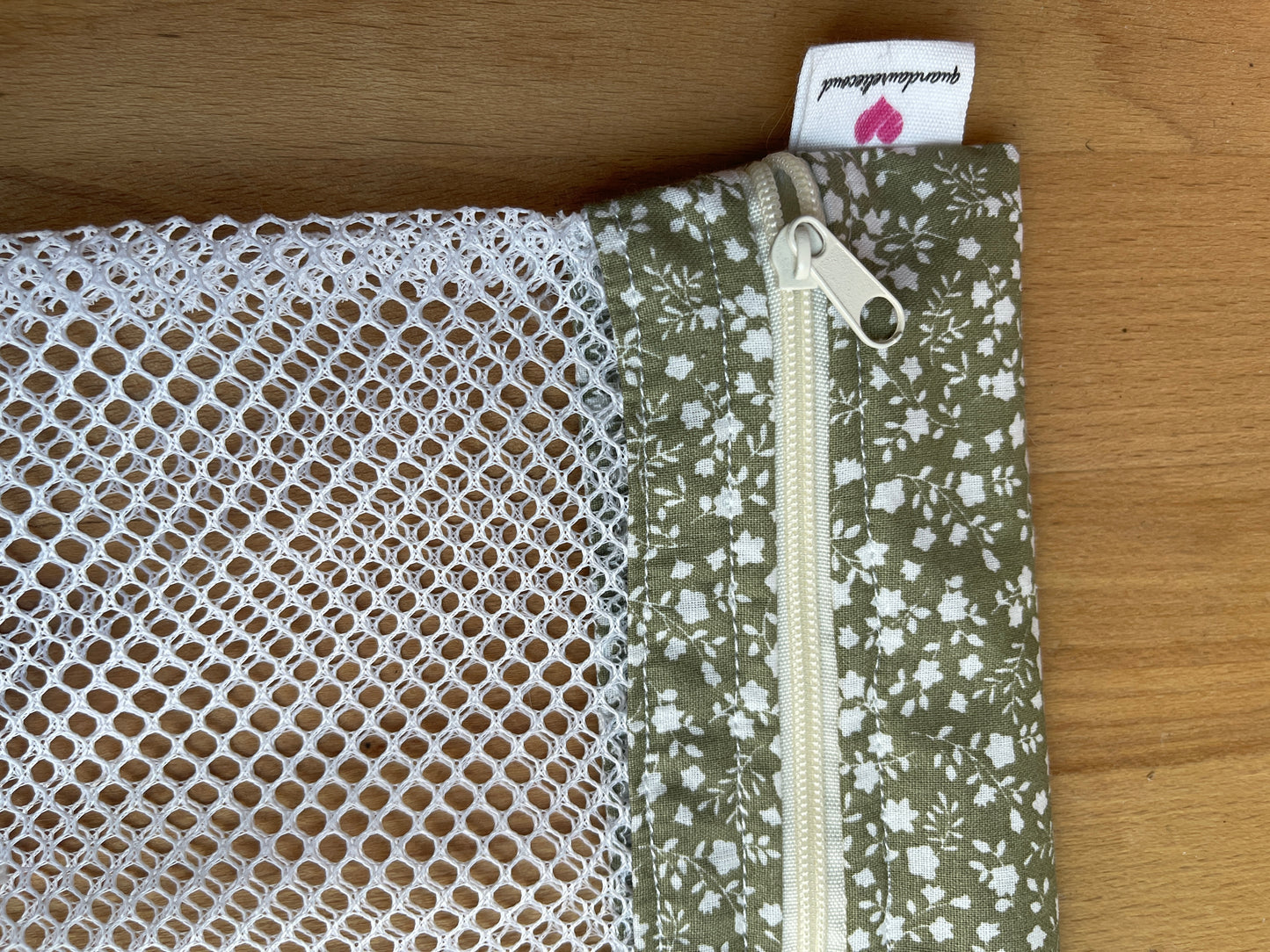 kit de 5 lingettes démaquillantes lavables avec un filet de lavage assorti