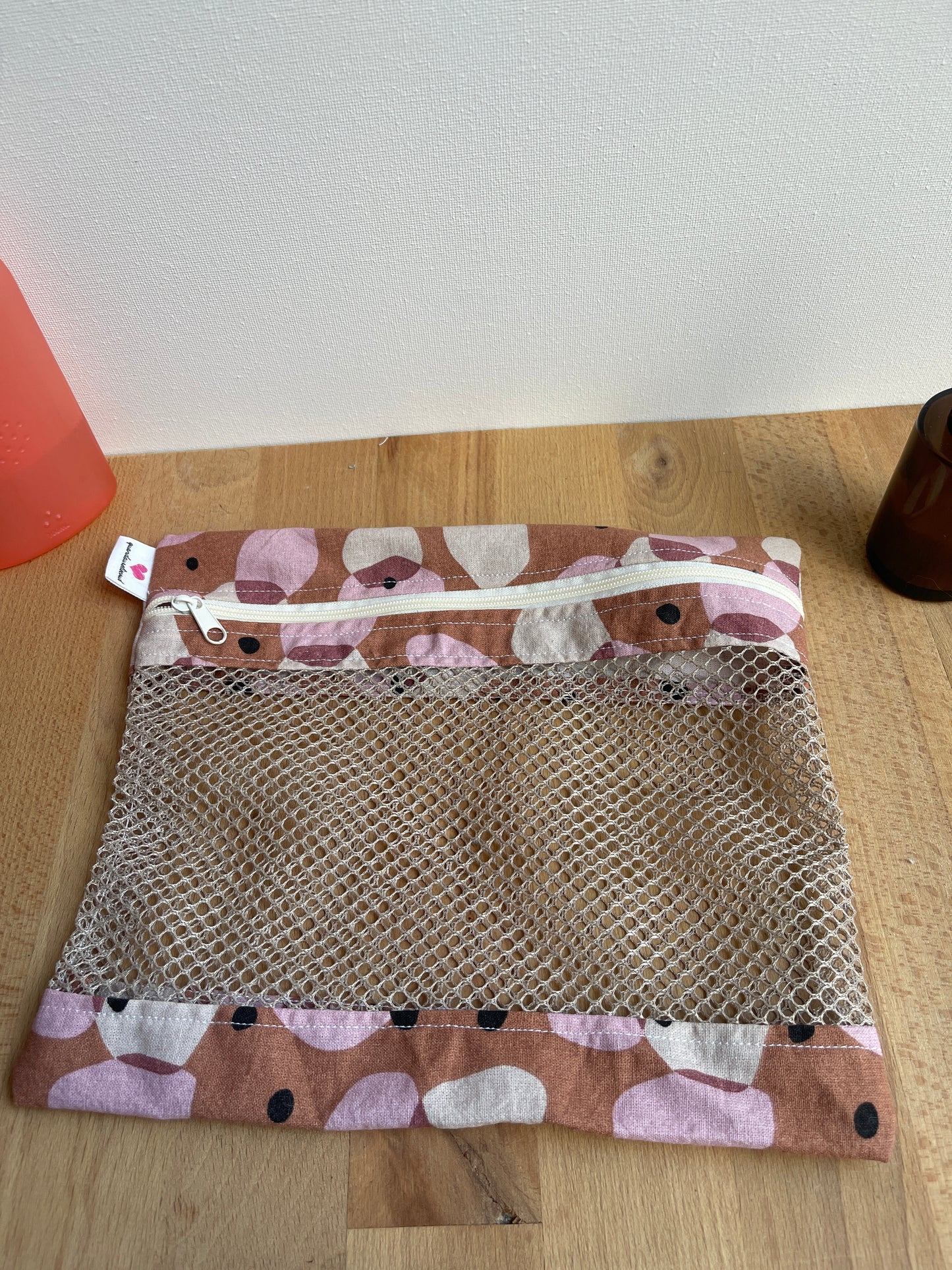 kit de 5 lingettes démaquillantes lavables avec un filet de lavage assorti