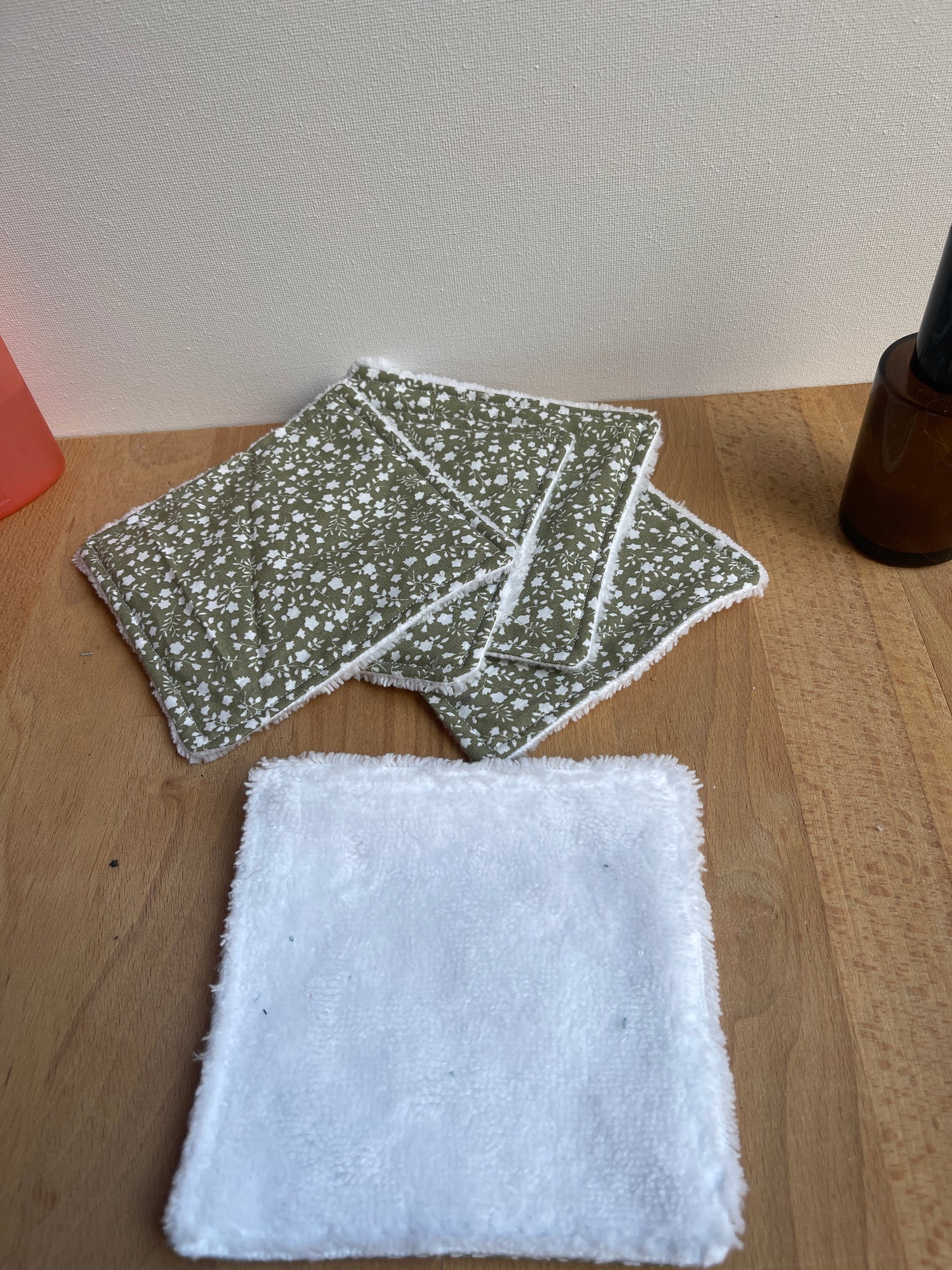 kit de 5 lingettes démaquillantes lavables avec un filet de lavage assorti