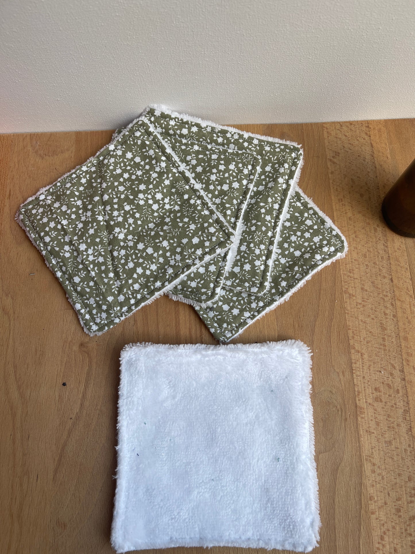 kit de 5 lingettes démaquillantes lavables avec un filet de lavage assorti
