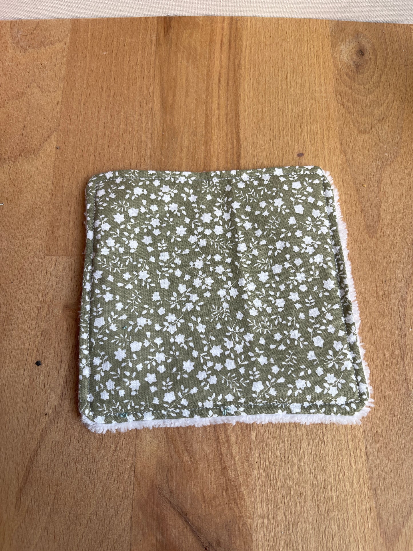 kit de 5 lingettes démaquillantes lavables avec un filet de lavage assorti