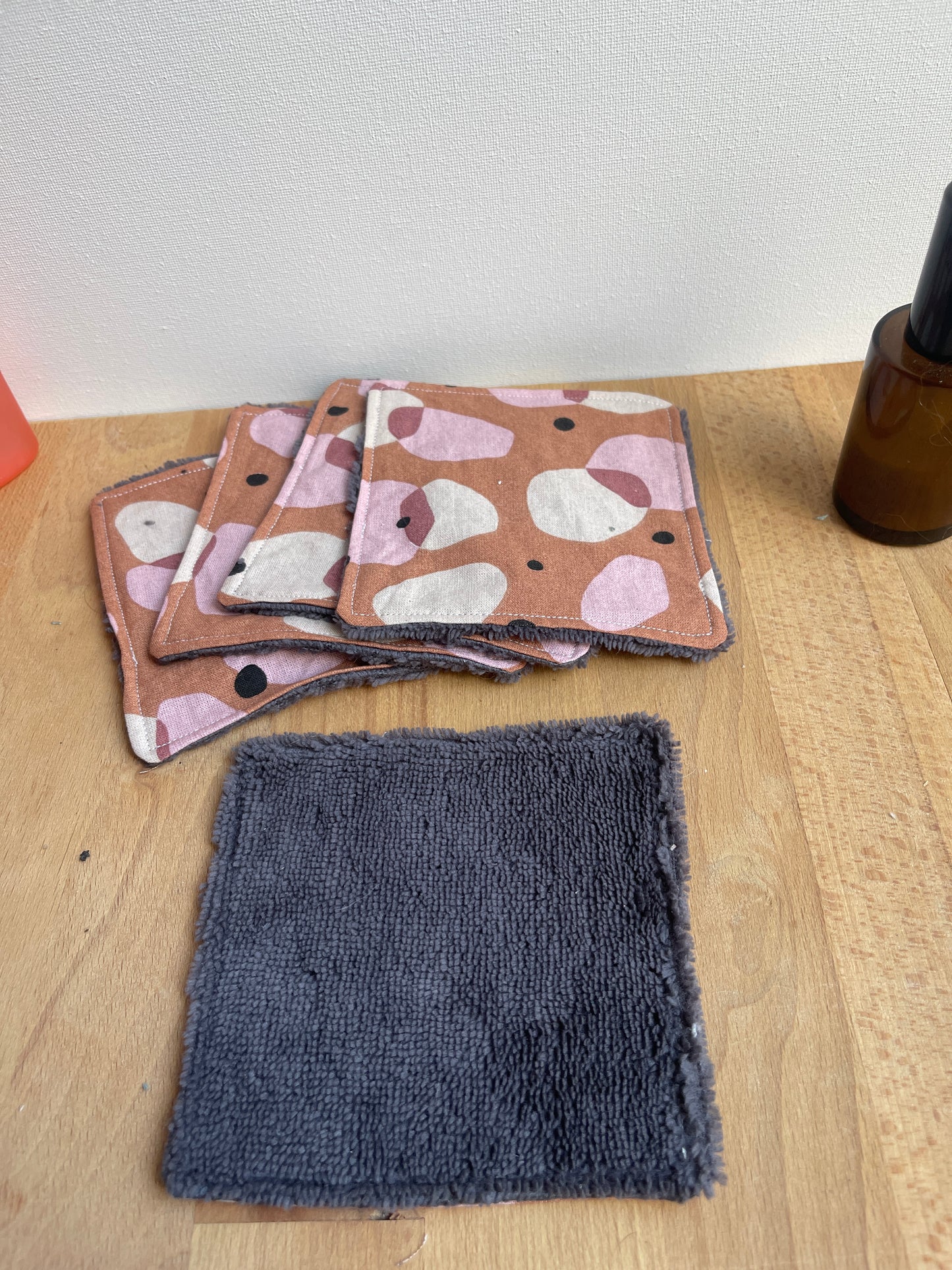 kit de 5 lingettes démaquillantes lavables avec un filet de lavage assorti