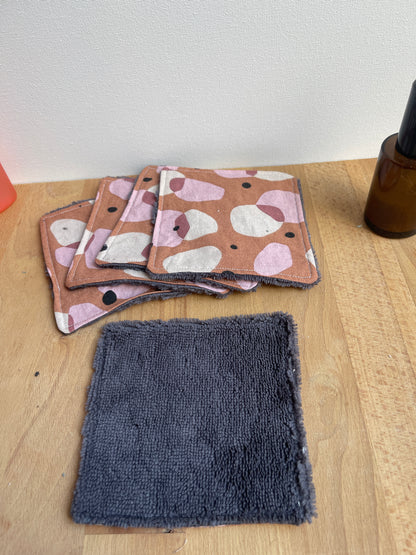 kit de 5 lingettes démaquillantes lavables avec un filet de lavage assorti
