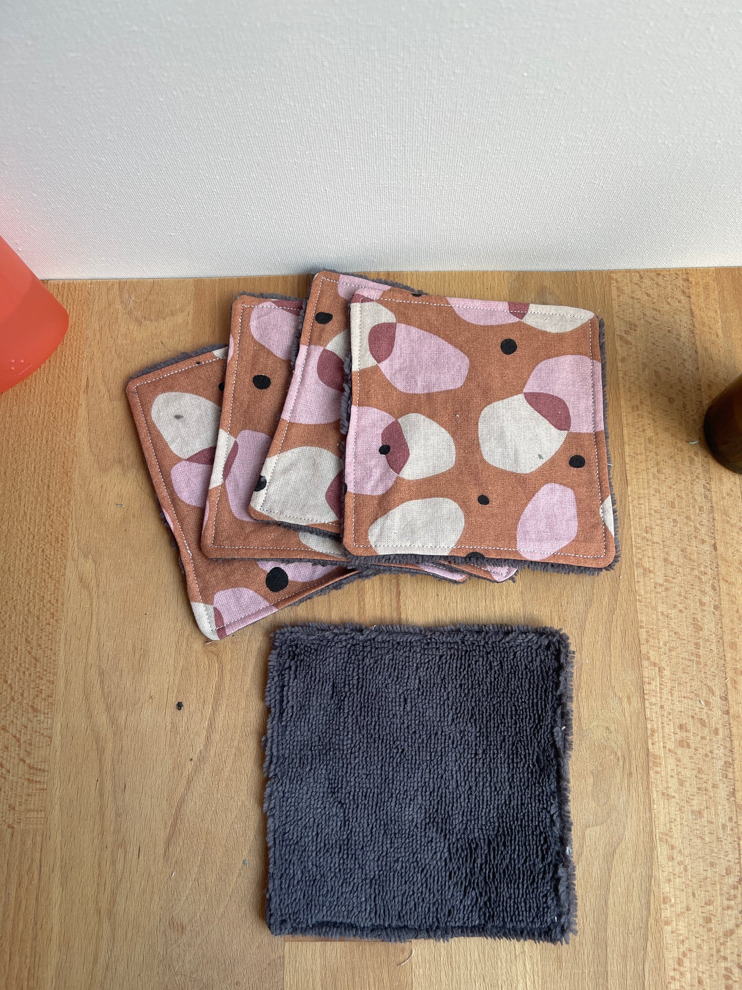 kit de 5 lingettes démaquillantes lavables avec un filet de lavage assorti