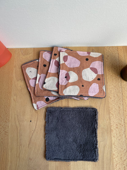 kit de 5 lingettes démaquillantes lavables avec un filet de lavage assorti