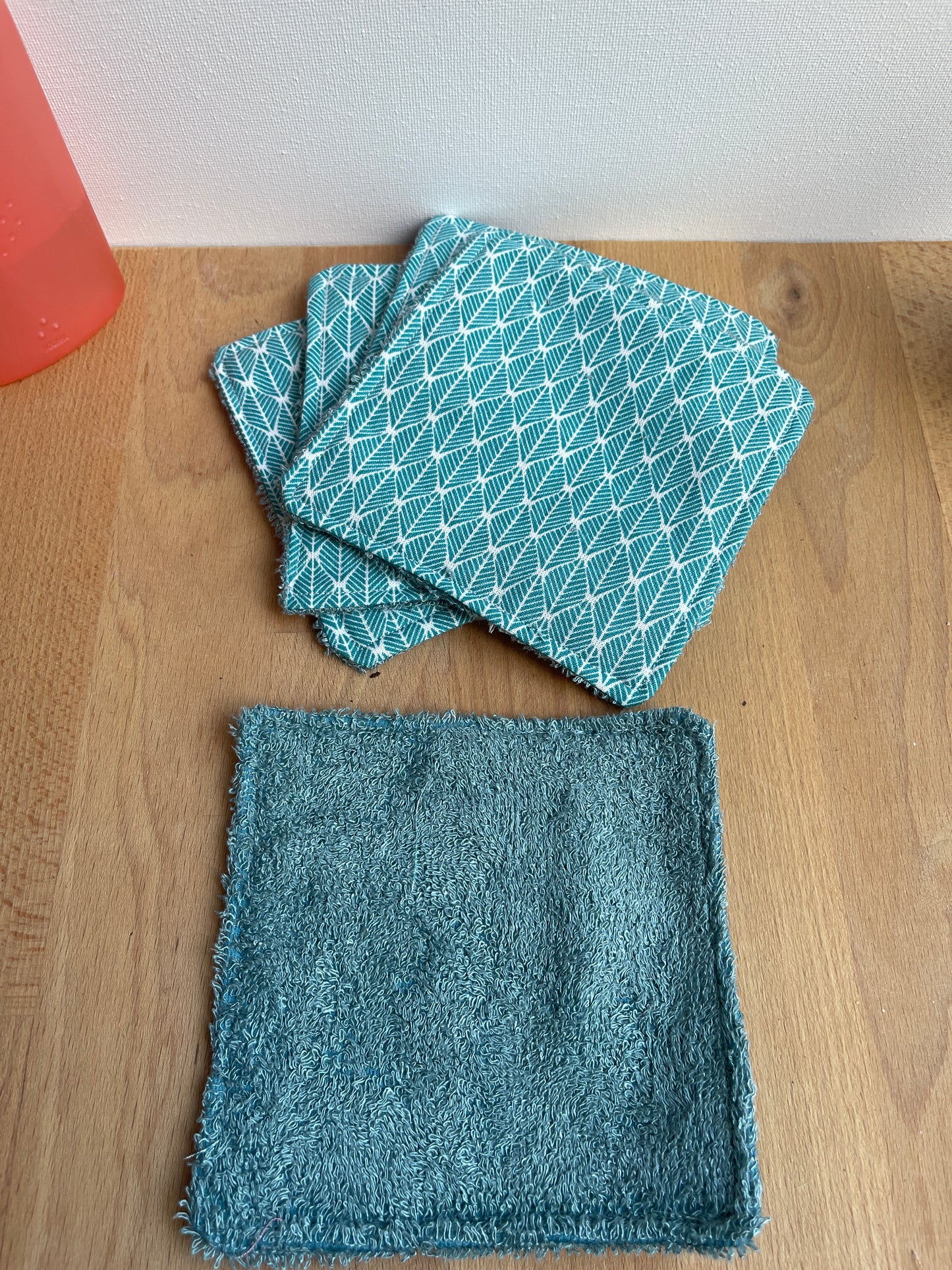 kit de 5 lingettes démaquillantes lavables avec un filet de lavage assorti