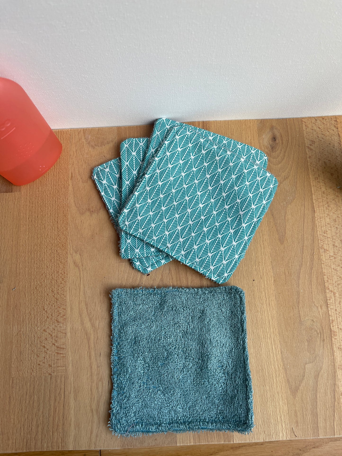 kit de 5 lingettes démaquillantes lavables avec un filet de lavage assorti