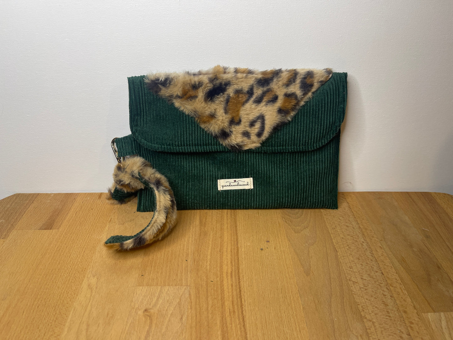 Pochette en velours vert & fausse fourrure léopard