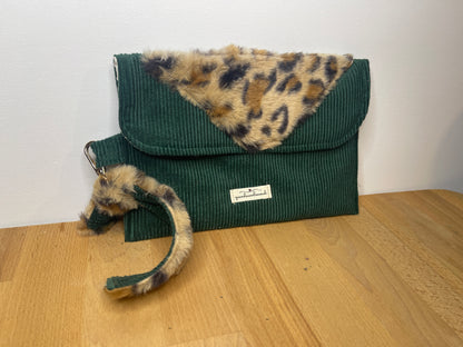 Pochette en velours vert & fausse fourrure léopard