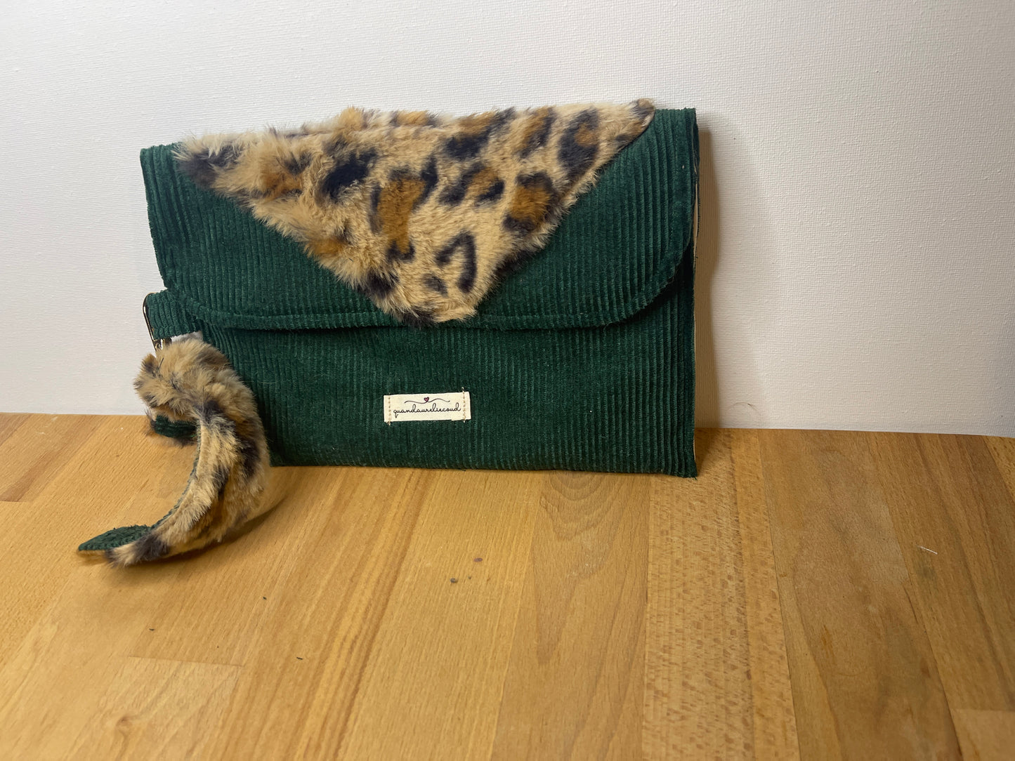 Pochette en velours vert & fausse fourrure léopard