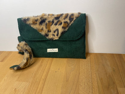 Pochette en velours vert & fausse fourrure léopard