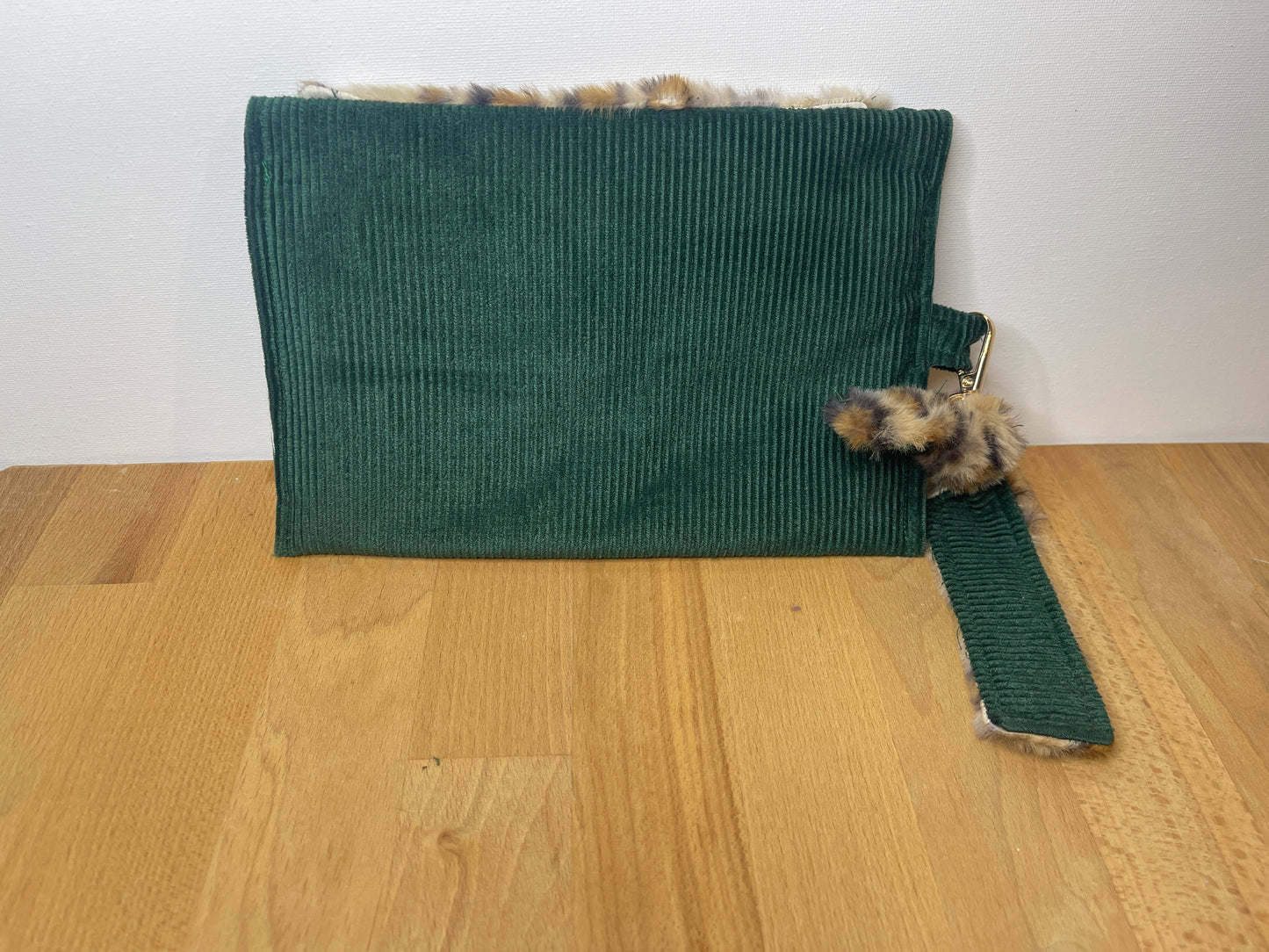 Pochette en velours vert & fausse fourrure léopard