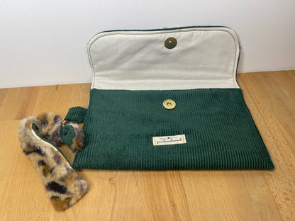 Pochette en velours vert & fausse fourrure léopard