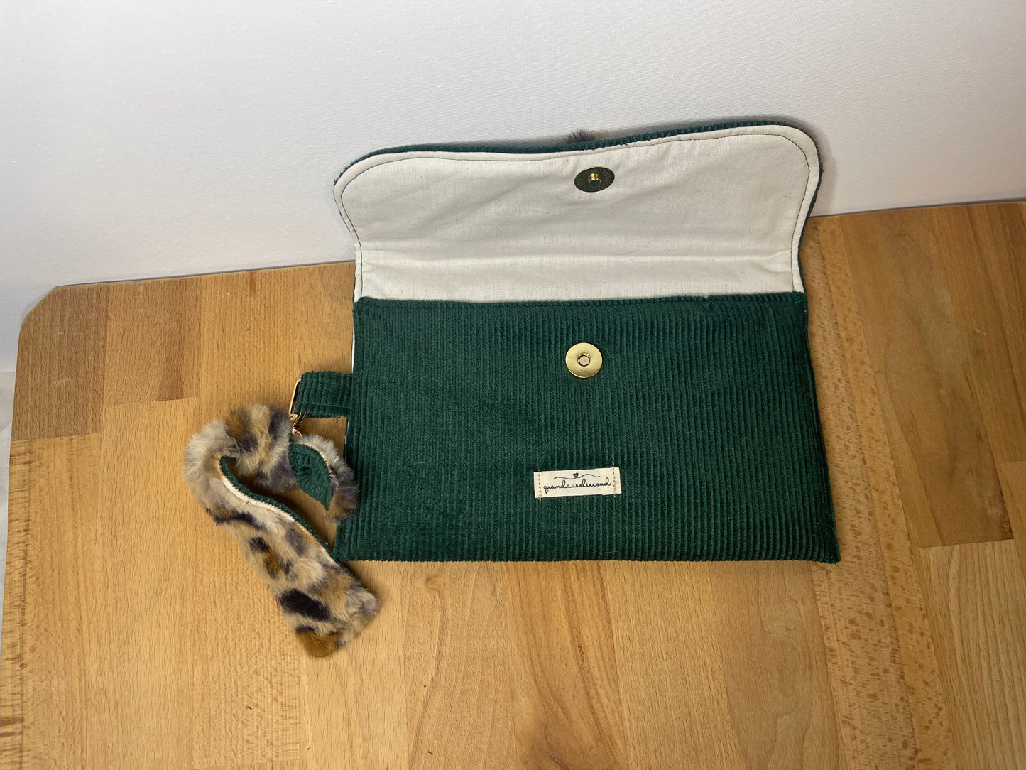 Pochette en velours vert & fausse fourrure léopard