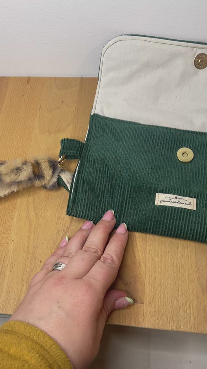 Pochette en velours vert & fausse fourrure léopard